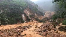 Huế: Xuất hiện vết nứt hở trên đỉnh đồi, nhiều hộ dân vùng núi phải sơ tán
