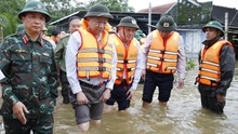 Tổng Bí thư Tô Lâm thăm, tặng quà người dân bị ảnh hưởng do mưa lũ tại Huế