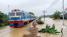 Tạm dừng nhiều chuyến tàu ngày 20/11 do mưa lũ tại miền Trung