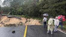 Đèo Mimosa sạt lở nghiêm trọng, các phương tiện vào trung tâm Đà Lạt khó khăn