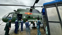 Trực thăng vận chuyển nhu yếu phẩm hỗ trợ người dân vùng ngập lũ các tỉnh Nam Trung Bộ