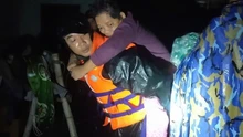 Lực lượng hải quân được điều động ứng cứu người dân Khánh Hòa bị ngập lụt trong đêm