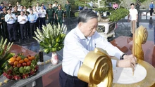 Tổng Bí thư dâng hương Đền thờ Chủ tịch Hồ Chí Minh và Nghĩa trang liệt sĩ Phú Quốc