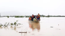 VIDEO hiện trường ngập lụt ở miền Trung: Nỗ lực di tản người dân, căng mình ứng phó nguy cơ sạt lở