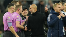 Guardiola cãi nhau với trọng tài, đối thủ và cả… quay phim sau trận thua Newcastle