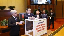 Đại biểu Quốc hội quyên góp ủng hộ đồng bào khắc phục hậu quả thiên tai, bão lũ