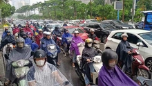 Mưa phùn kéo dài, nhiều tuyến đường Hà Nội ùn tắc cục bộ
