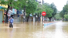 Huế: Lũ bắt đầu xuống dần nhưng vẫn ngập diện rộng