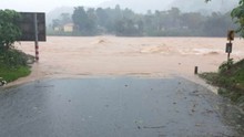 Mưa lớn khiến nhiều ngầm tràn ở miền núi Quảng Trị bị ngập sâu, chia cắt