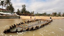 Sau bão số 13 xuất hiện tàu cổ dạt ở bờ biển Hội An