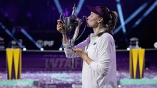 Kết thúc WTA Finals 2025: Chị đẹp Rybakina 'đạp gió, rẽ sóng'
