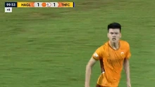 Trung vệ cao gần 2m của U23 Việt Nam hóa người hùng, HAGL thoát hiểm trên sân nhà