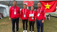 Trưởng đoàn Nguyễn Hồng Minh thưởng 'nóng' cho VĐV Việt Nam đầu tiên giành HCV SEA Games 33