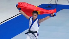 Thua tức tưởi, võ sĩ Việt Nam vẫn được khen ngợi khi cầm cờ Việt Nam chạy khắp sàn đấu