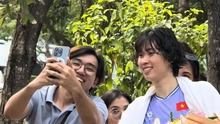 Trần Thị Thanh Thúy tạo sức hút lớn, được hàng loạt CĐV Thái Lan xin chụp ảnh cùng 