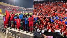 Cầu thủ Việt Nam đội mũ cối ăn mừng HCV SEA Games trong ngày HLV Kim Sang Sik lập kỷ lục danh hiệu
