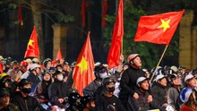 Người dân Hà Nội đổ ra đường ăn mừng U22 Việt Nam giành HCV SEA Games 2025