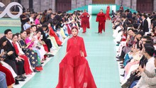Trình diễn thời trang “Hello Cosmo From Vietnam” mở màn hành trình Hoa hậu Hoàn vũ 2025