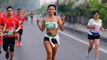 Nữ đô cử vòng ba 97 cm 'làm nóng' đường chạy marathon Hà Nội