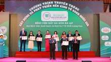 Bệnh viện Mắt Sài Gòn Đà Lạt đón nhận danh hiệu "Bệnh viện Xanh – Sạch và Dịch vụ y tế chất lượng cao"