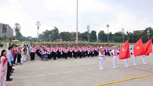 Đại biểu Đại hội Cháu ngoan Bác Hồ báo công và vào Lăng viếng Chủ tịch Hồ Chí Minh