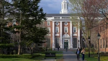 Mỹ giảm thêm hơn 400 triệu USD tiền tài trợ cho trường Đại học Harvard