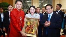 Thủ tướng Phạm Minh Chính và Thủ tướng Thái Lan thưởng lãm các sản phẩm thủ công Việt Nam