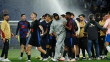 Đối thủ bật vòi phun nước, không cho Barcelona ăn mừng chức vô địch La Liga