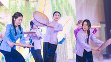 Sinh viên Hà Nội dựng vũ kịch "Hạt gạo làng ta" khiến nhà thơ Trần Đăng Khoa bất ngờ