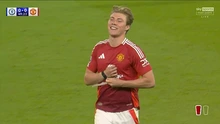 Tiền đạo MU gây sốc khi đeo đồng hồ thông minh ra sân, bị trọng tài bắt tháo giữa trận Chelsea