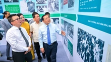 Nhiều bức ảnh công chúng ít biết về Chủ tịch Hồ Chí Minh tại triển lãm “Rạng rỡ tên Người”