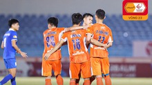 Thủ môn đối phương mắc sai lầm khó tin, đội bóng của Bùi Tiến Dũng giành thắng lợi với 10 người