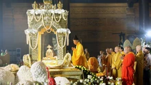 Tăng ni, phật tử và người dân đến chiêm bái xá lợi Đức Phật tại chùa Tam Chúc