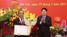 Chủ tịch nước dự lễ trao Huy hiệu 40 năm tuổi Đảng cho Chủ nhiệm Văn phòng Chủ tịch nước Lê Khánh Hải
