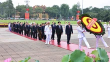 Kỷ niệm 135 năm Ngày sinh Chủ tịch Hồ Chí Minh: Lãnh đạo Đảng, Nhà nước vào Lăng viếng Bác