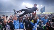 Người Napoli ăn mừng Scudetto đến cuồng nhiệt: 'Chỉ núi Vesuvius là không bùng nổ thôi'