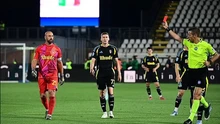 Thủ môn vô địch World Cup và EURO khép lại sự nghiệp với thẻ đỏ ở trận cuối cùng