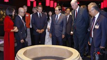 Chủ tịch Quốc hội Trần Thanh Mẫn và Tổng thống Pháp Emmanuel Macron tham quan giếng cổ thời Trần