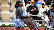 Tay vợt số 2 thế giới gây sốt ở Roland Garros khi ra sân thi đấu mà quên... vợt