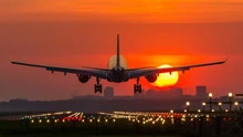 Chiến lược "Bay đêm": Bí quyết săn vé máy bay giá rẻ ít ai ngờ đến