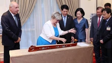 Chủ tịch nước và Tổng thống Hungary khai mạc trưng bày ảnh của nhiếp ảnh gia Hungary về Việt Nam xưa