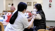 CDC Mỹ bỏ khuyến cáo tiêm vaccine ngừa COVID-19 với trẻ em và thai phụ khỏe mạnh