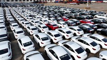 Doanh số giảm, hàng loạt ô tô giảm giá mạnh