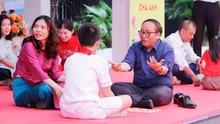 Nhà thơ Trần Đăng Khoa tham gia "Siêu cúp trò chơi dân gian" với học sinh Hà Nội