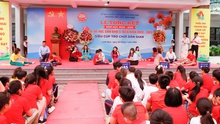Nhà thơ Trần Đăng Khoa tham gia "Siêu cúp trò chơi dân gian" với học sinh Hà Nội