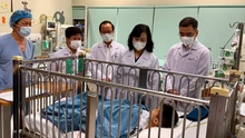 Bộ trưởng Bộ Y tế Đào Hồng Lan thăm cháu bé bị công nông cán qua người