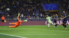 Không ai dám tin vào màn trình diễn siêu đẳng của Yann Sommer trước Barcelona