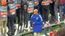 Yamal bị chỉ trích vì hành động trong lúc 'ông chú' Ronaldo nâng cúp cùng ĐT Bồ Đào Nha
