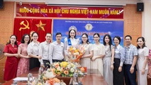Hoa hậu Nguyễn Thị Mỹ Linh hạnh phúc trong vòng tay thầy cô ngày về trường