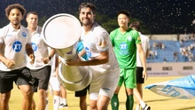 Cầu thủ Nam Định nâng cúp ‘giả’ ăn mừng chức vô địch V-League mùa thứ 2 liên tiếp